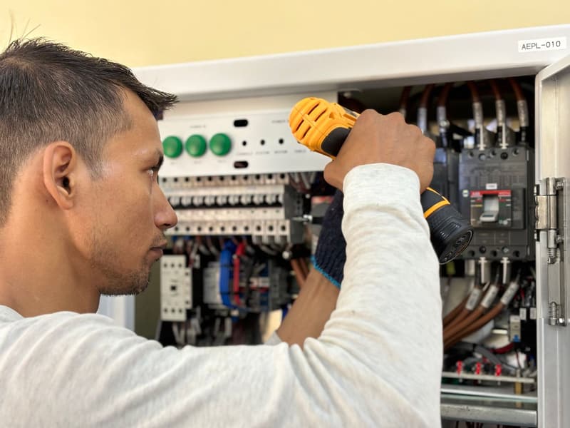 Electricista trabajando en un tablero eléctrico